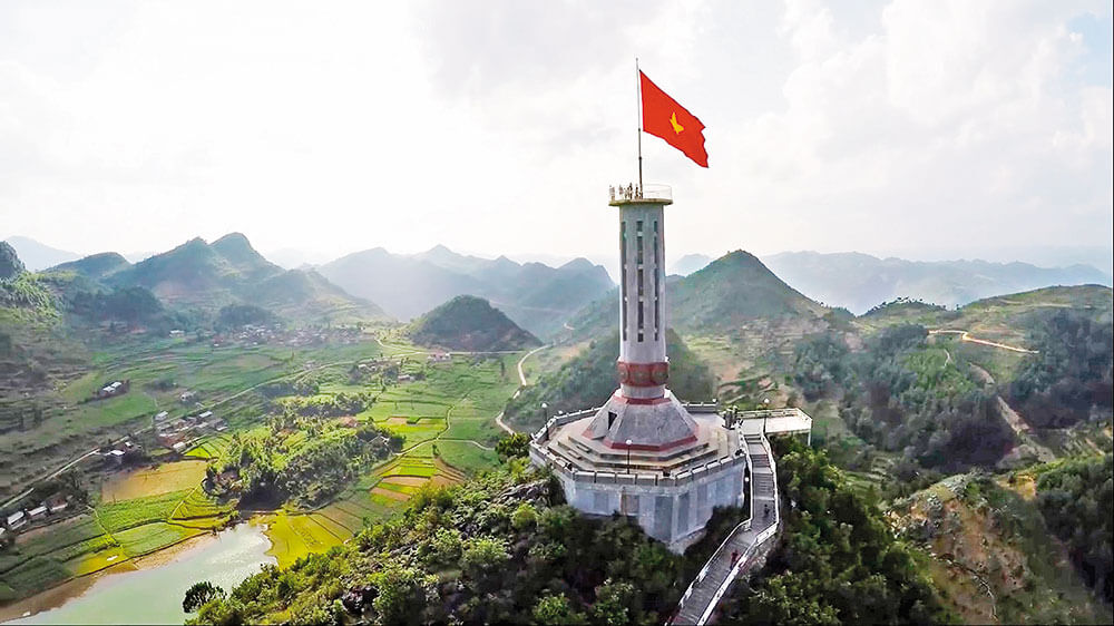 Trải nghiệm du lịch Hà Giang - Cột cờ Lũng Cú