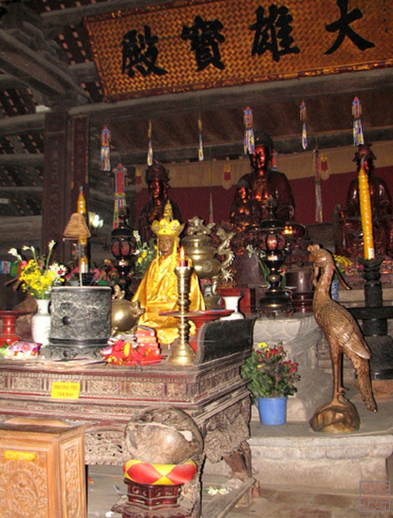 Bàn thờ Phật tại Thượng điện
