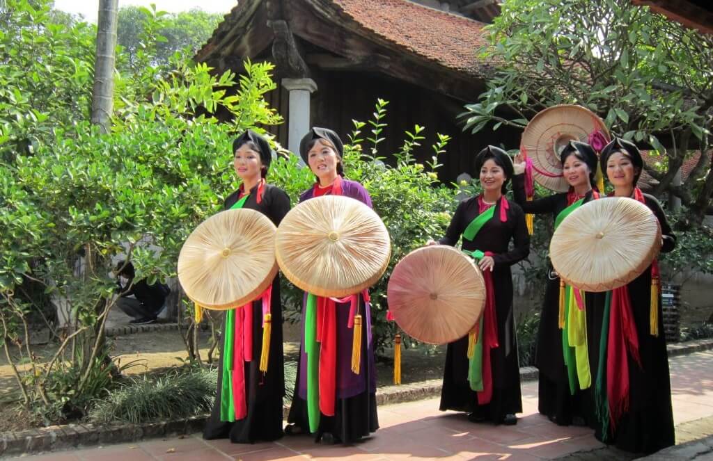 Dân ca Quan họ là một nét đẹp văn hóa đặc trưng của tỉnh Bắc Ninh. Với những giai điệu truyền thống và sự kết hợp giữa âm nhạc và lời ca, Quan họ trở thành một biểu tượng văn hóa thu hút sự quan tâm của nhiều người. Hãy cùng khám phá những hình ảnh đẹp của dân ca Quan họ để có trải nghiệm tuyệt vời!