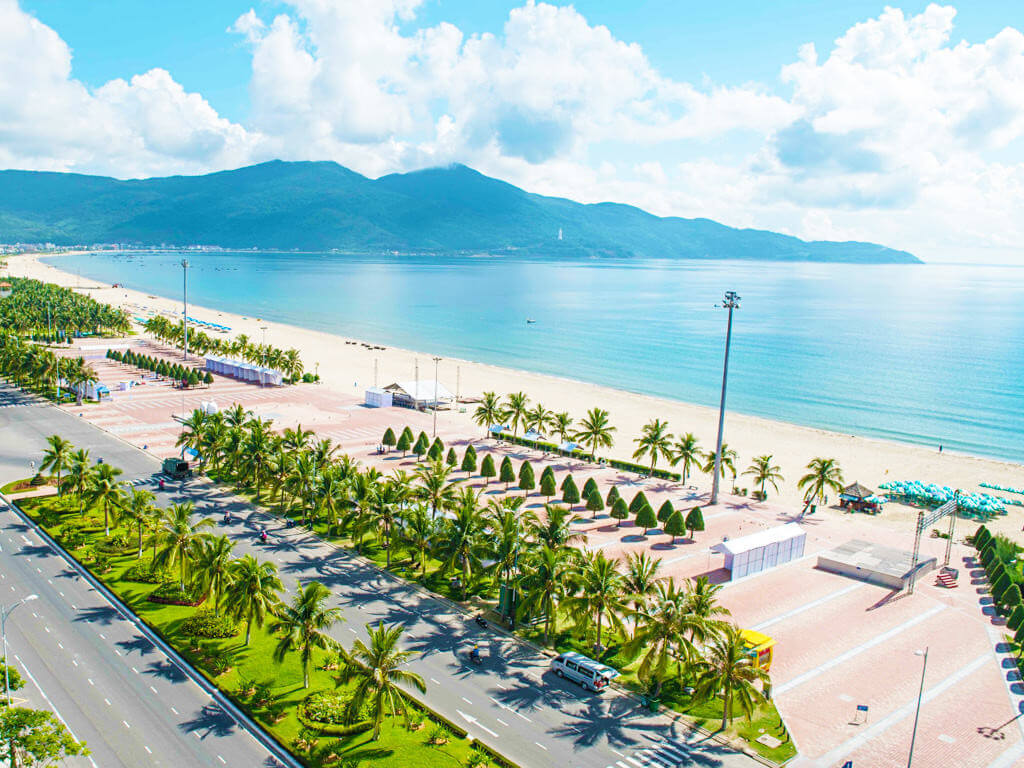 Tắm nắng trên bãi biển Mỹ Khê - hoạt động giải trí tại Đà Nẵng