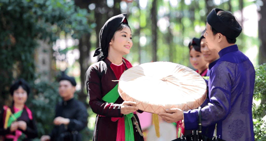 Dân ca quan họ là một trong những thể loại âm nhạc truyền thống ở Việt Nam, được yêu thích và giữ gìn qua thời gian. Với những bản nhạc trữ tình và đặc sắc, quan họ Bắc Ninh đã trở thành biểu tượng âm nhạc của miền Bắc. Hãy xem hình ảnh quan họ để trải nghiệm âm nhạc đặc biệt này.