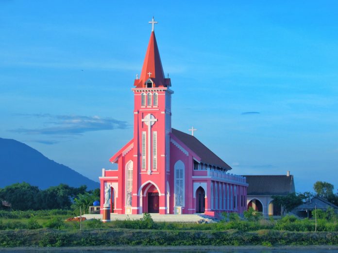 nhà thờ màu hồng