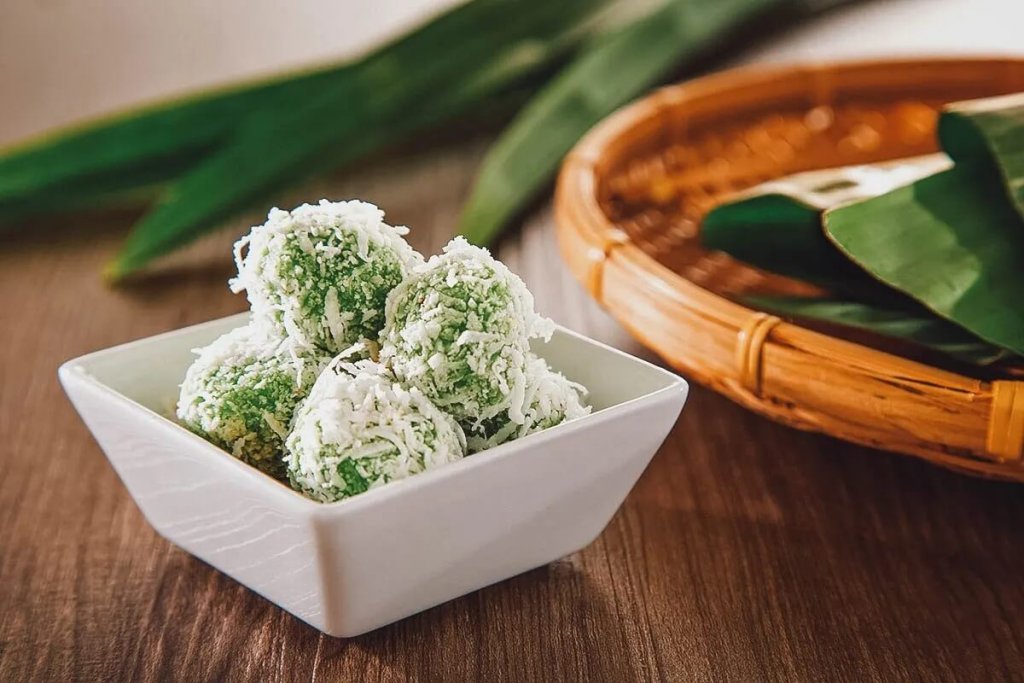 Kuih Ondeh-Ondeh món ăn vặt Malaysia 