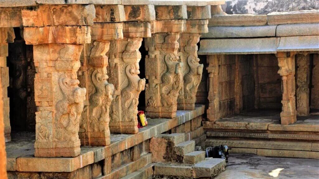Cột treo ở Lepakshi địa điểm bí ẩn ở Ấn Độ