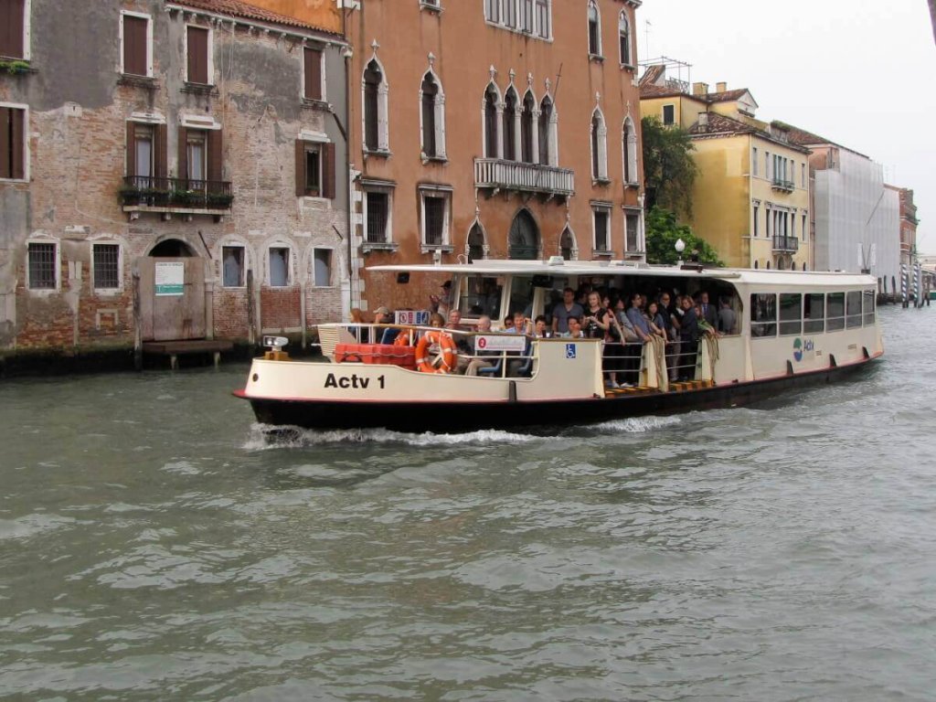 Đi Vaporetto du lịch Venice 