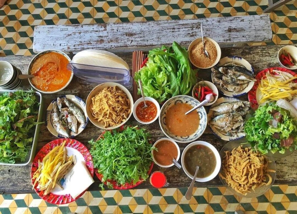 Thưởng thức món ăn địa phương - hoạt động giải trí tại Đà Nẵng