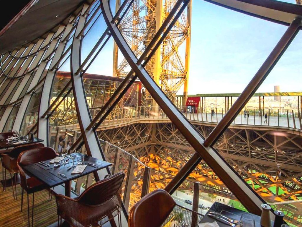 Ăn tối ở tháp Eiffel