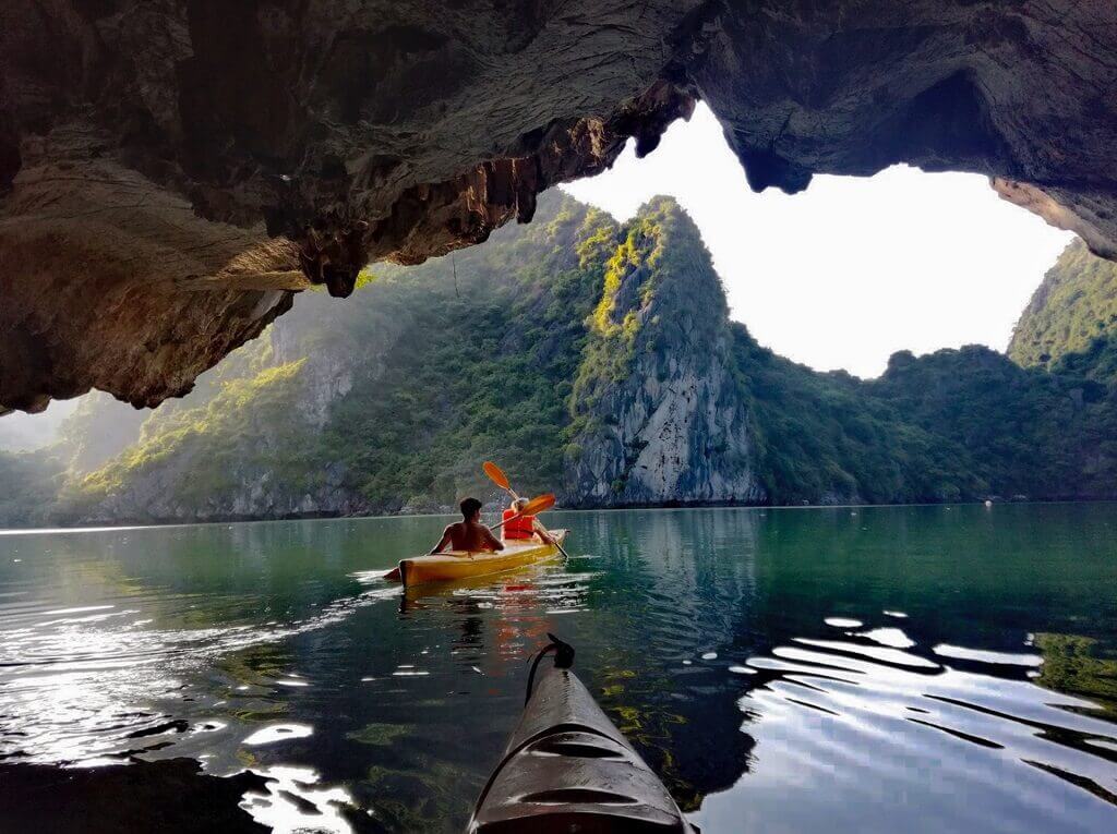 Chèo thuyền kayak quanh Vịnh Lan Hạ