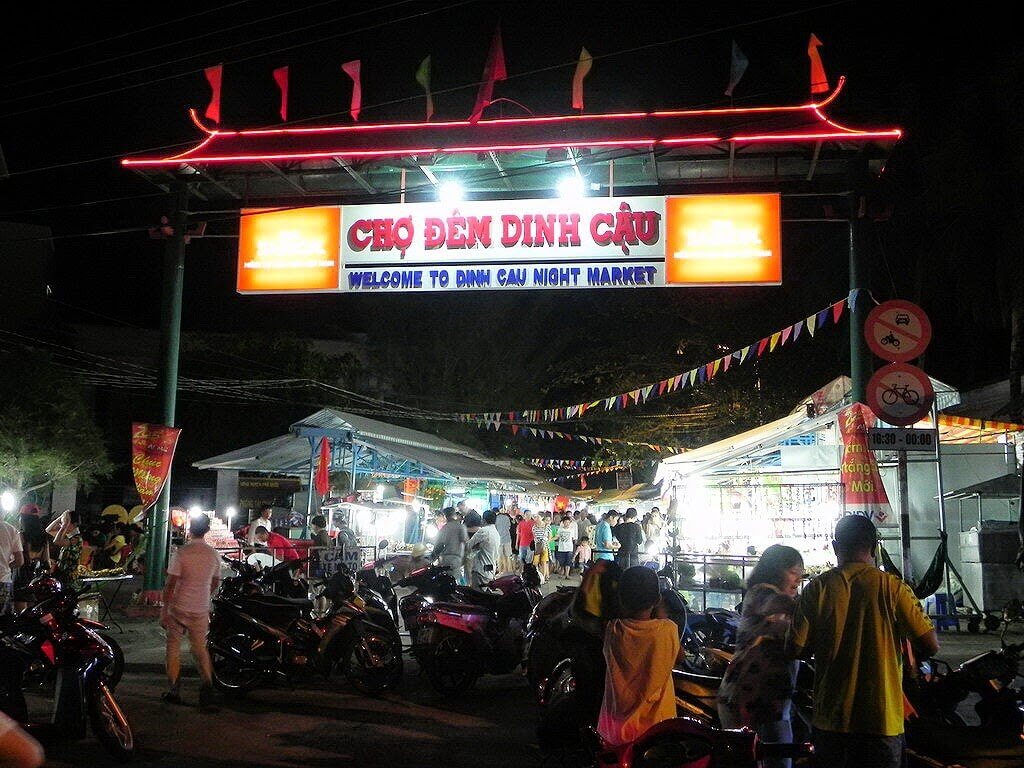 chợ đêm dinh cậu chợ Việt Nam