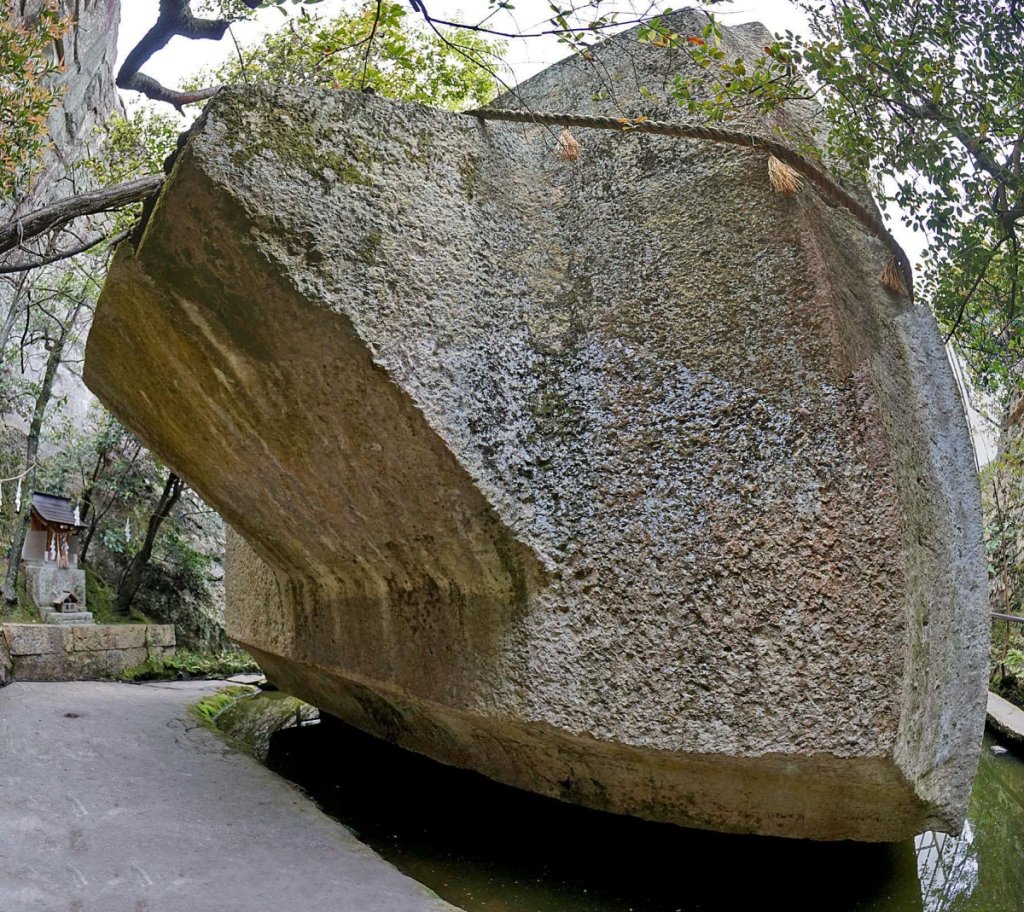 Cự thạch Ishi no Hoden, Nhật Bản 