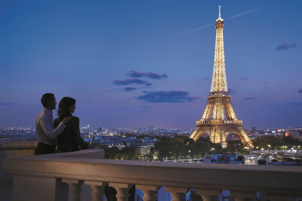 khách sạn gần tháp Eiffel ở Paris