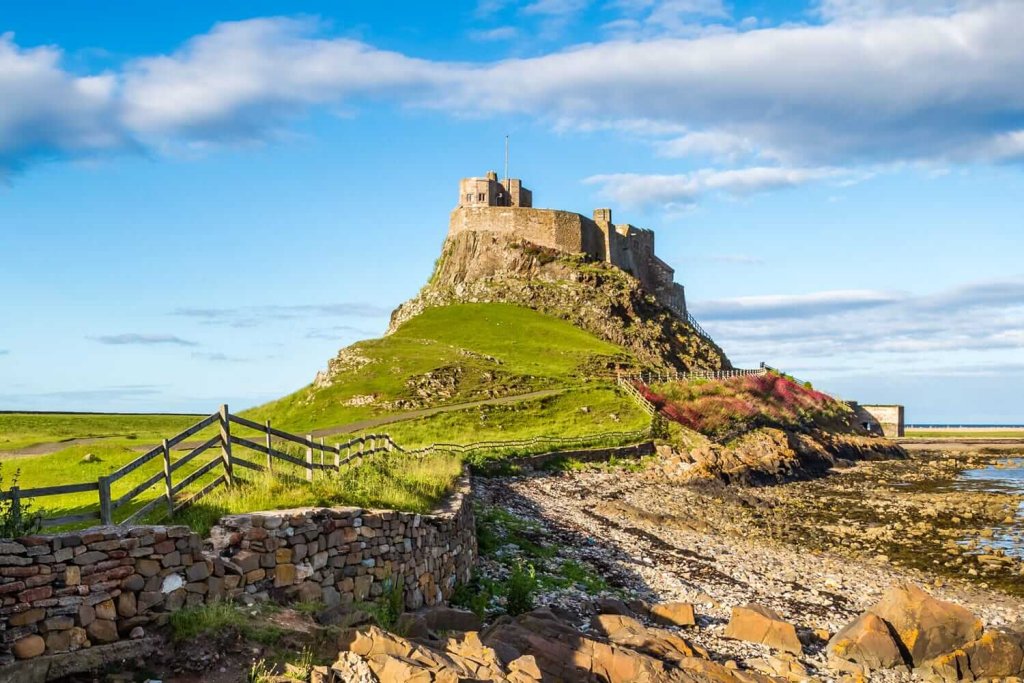 Lâu đài Lindisfarne - lâu đài ở Anh lãng mạn nhất