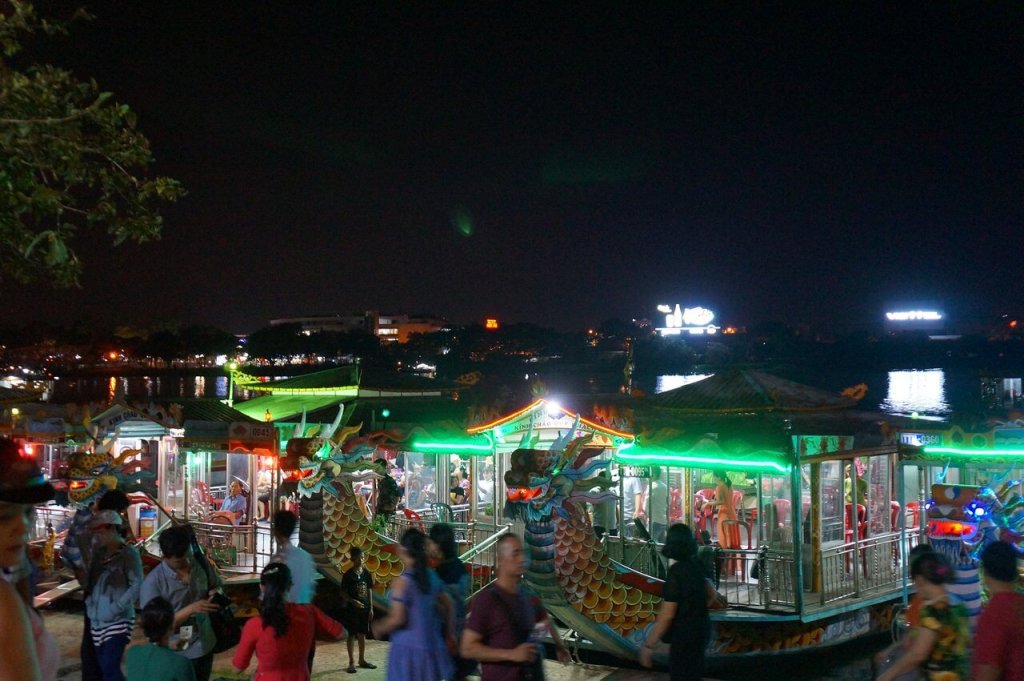 phố đi bộ Nguyễn Đình Chiểu Huế về đêm