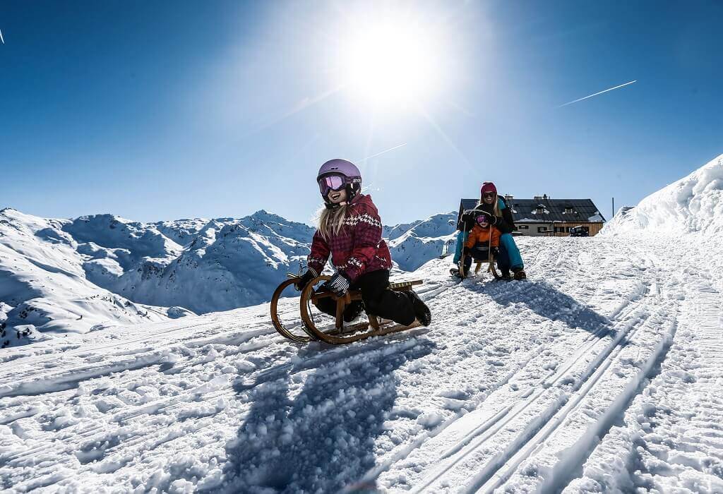 xe trượt băng dãy alps - du lịch nước Áo mùa đông