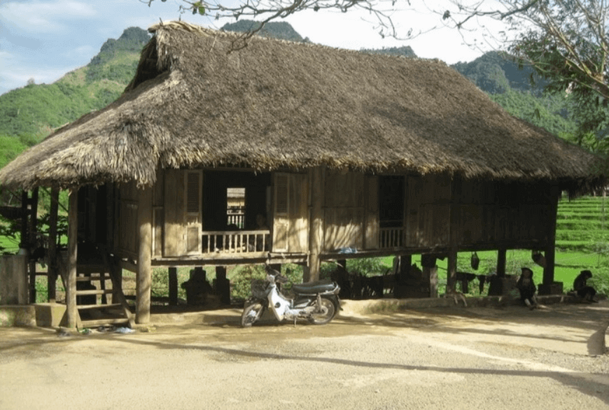 Những ngôi nhà độc đáo tại bản Mường Giang Mỗ