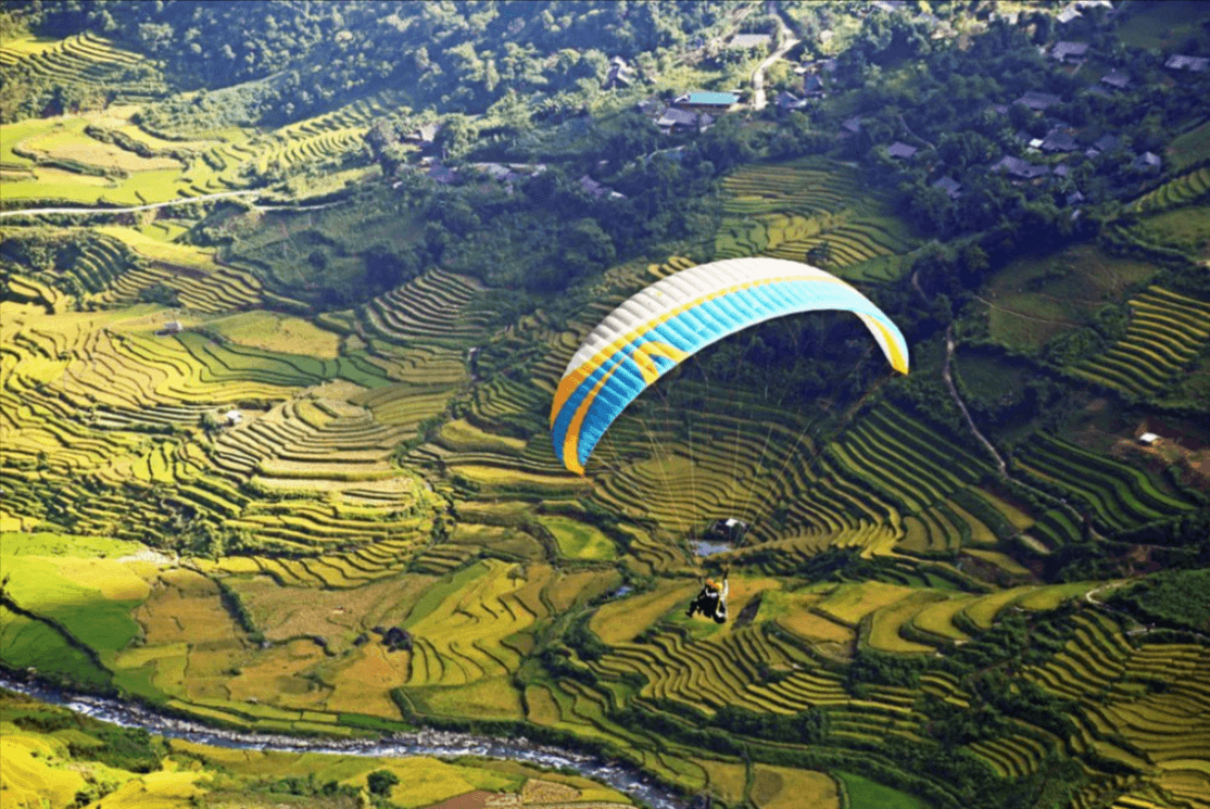 Bay trên mùa vàng - Lễ hội nhảy dù từ đèo Khau Phạ