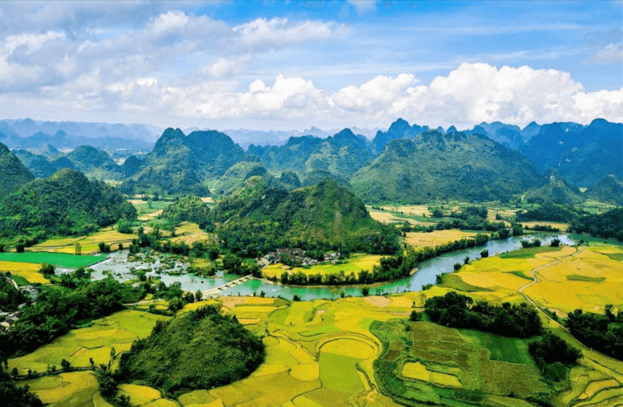 Cảnh quan thiên nhiên kết hợp với sự lao động của côn người tạo ra những bức ảnh tuyệt đẹp