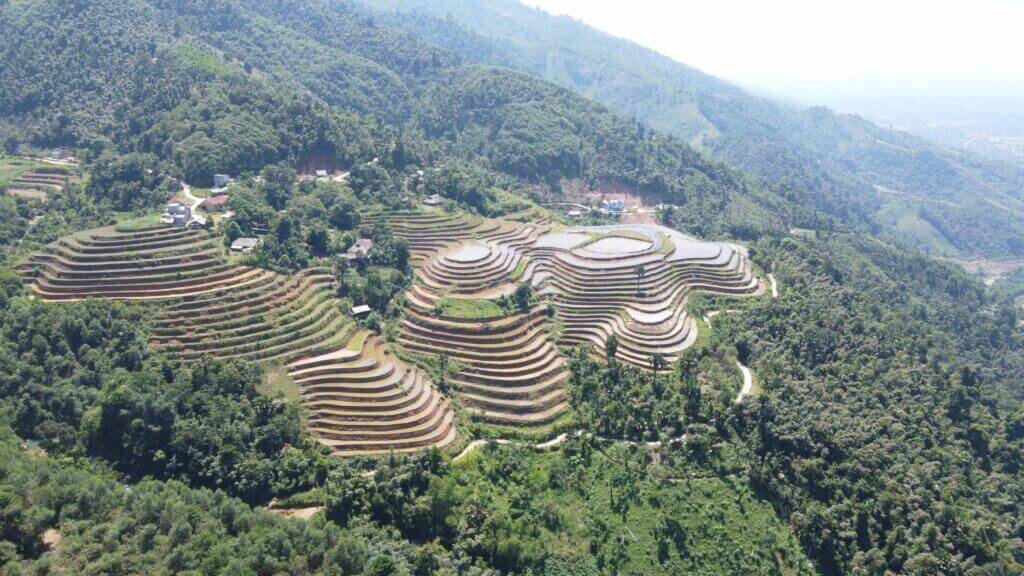 Các thửa ruộng bậc thang xếp tầng tầng lớp lớp, đan xen đủ màu sắc.