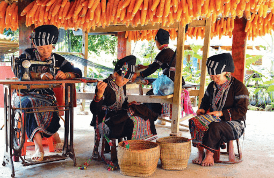 Đến với bản Hon - bạn sẽ được giao lưu, trò chuyện và tìm hiểu người dân bản địa