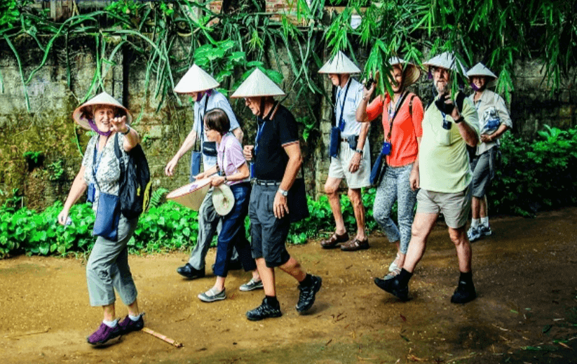 Khách du lịch đến thăm làng nón Dền - Gia Thành