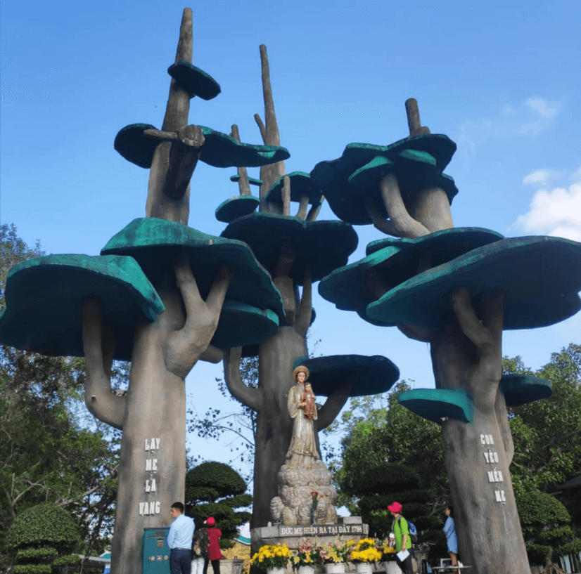 Linh đài Đức Mẹ La Vang