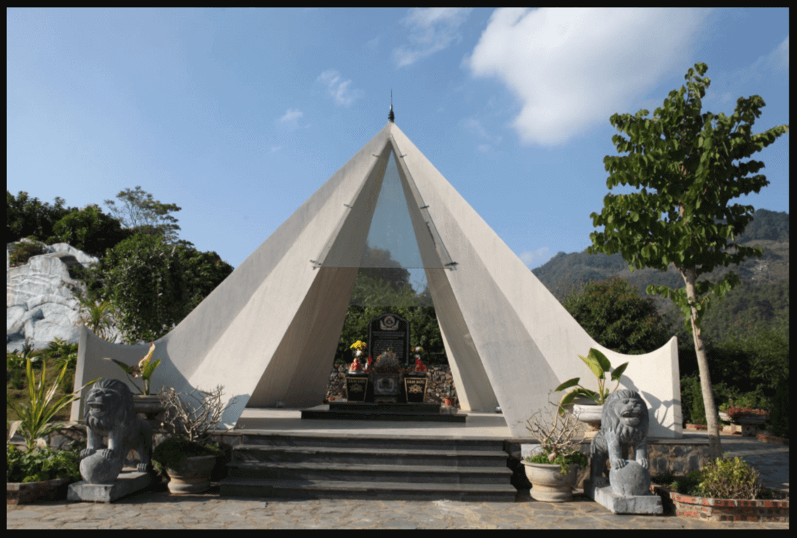 Nhà văn bia tưởng niệm trung đoàn 52 - Tây Tiến