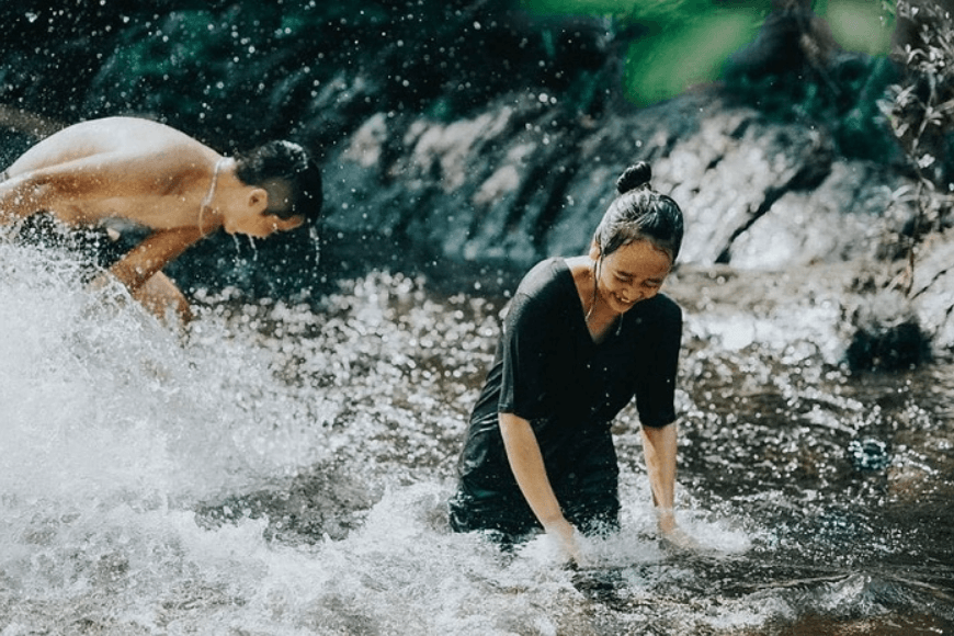 Tận hưởng dòng suối trong lành, mát rượi tại Khe Rỗ