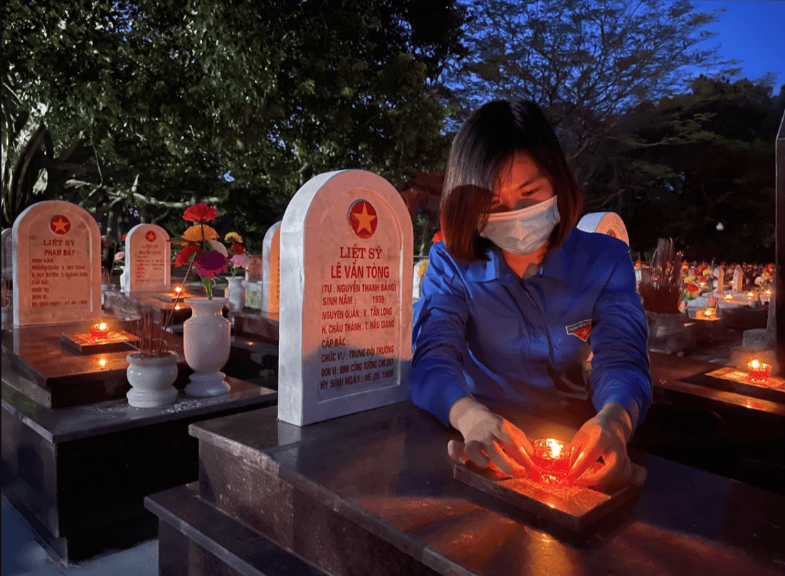 Thắp một nén nhang để tưởng nhớ tới công ơn người nằm xuống