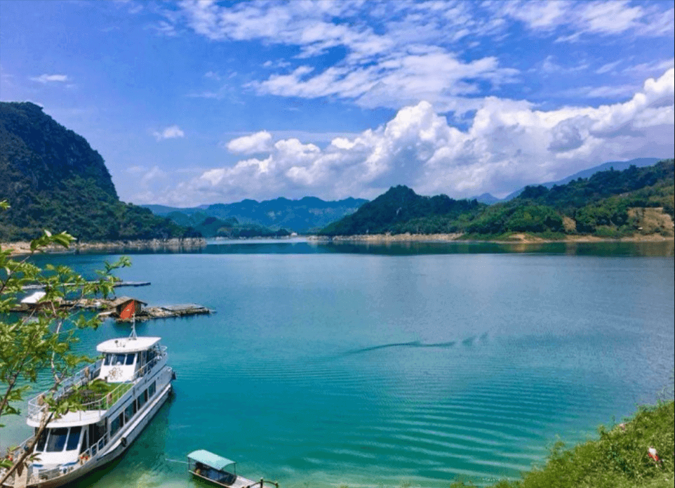 Thung Nai được ví như "Vinh Hạ Long trên cạn"