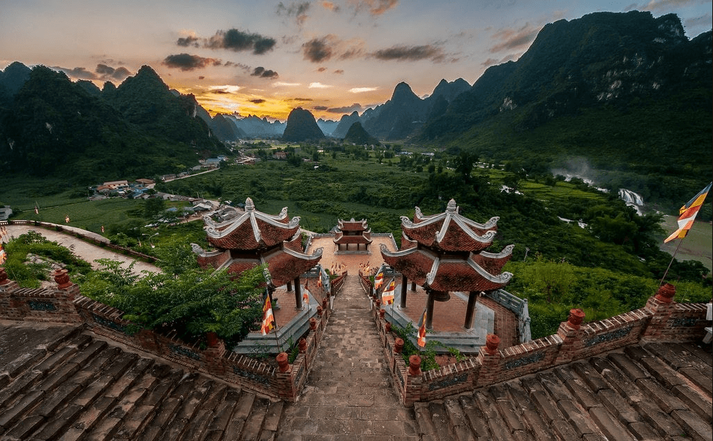 Từ Thiền viện Trúc lâm Bản Giốc bạn có thể thấy được thác Bản Giốc ở một góc khác