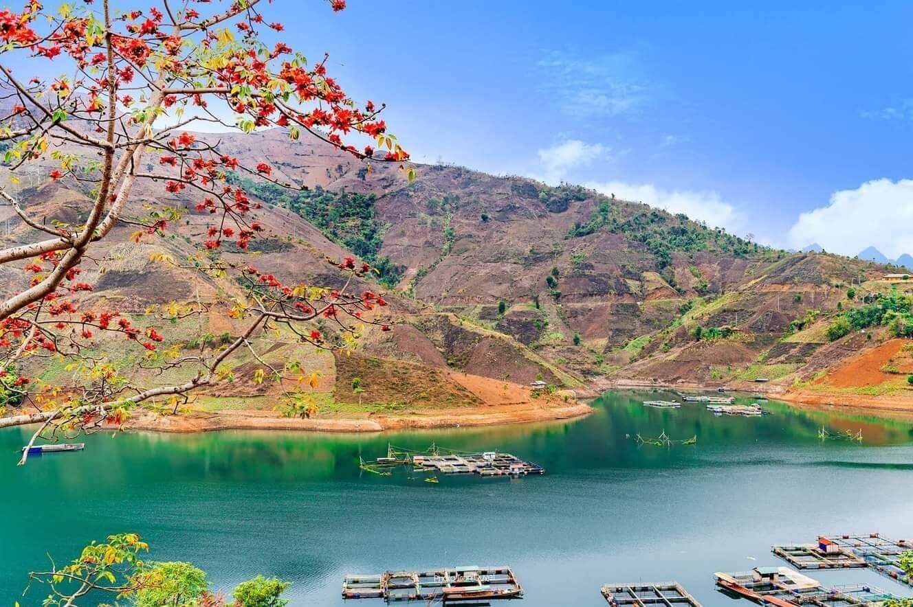 Lòng hồ thủy điện Sơn La